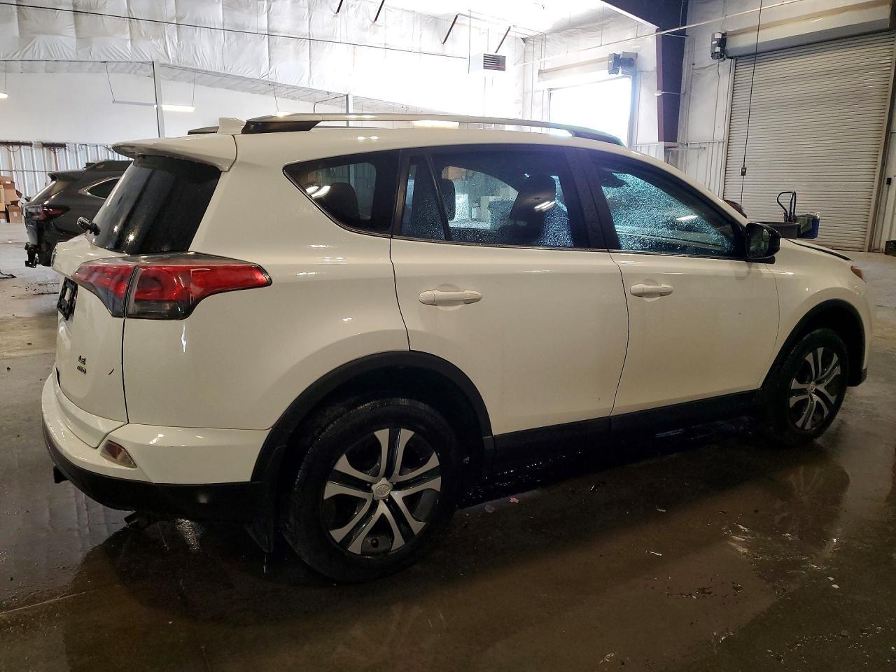 2018 TOYOTA RAV4 — фото 3