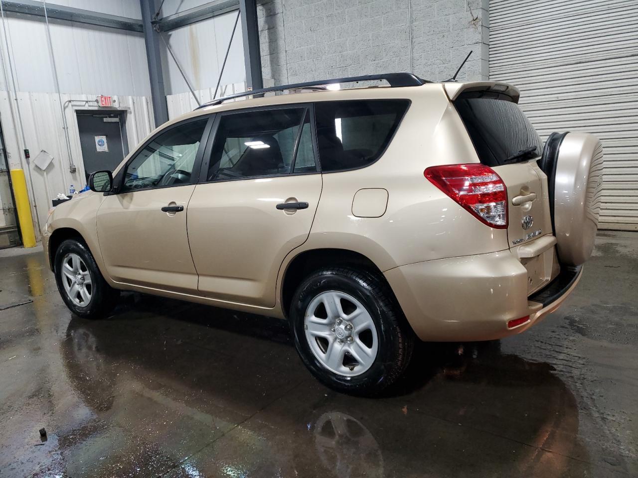2010 TOYOTA RAV4 — фото 2