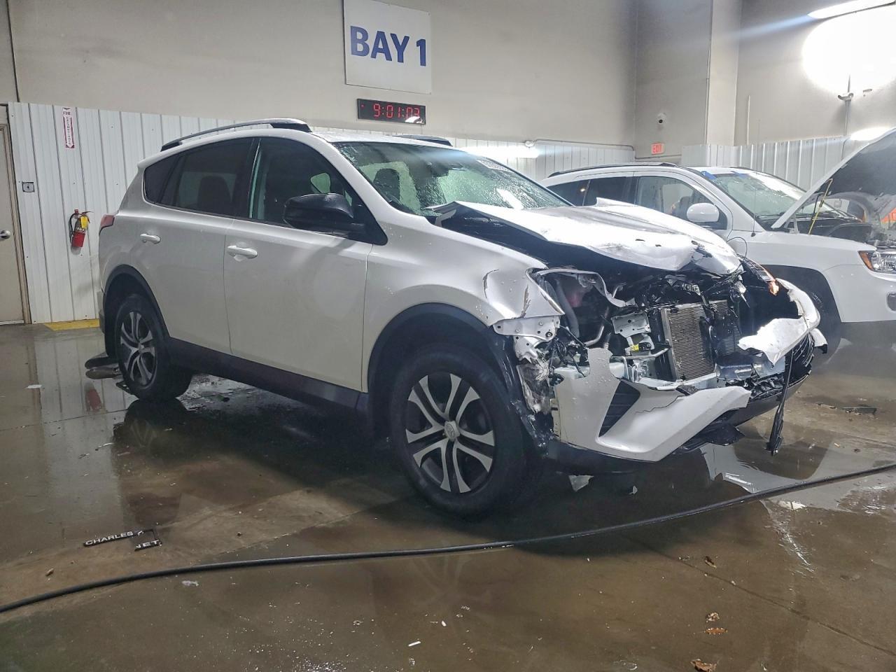2017 TOYOTA RAV4 — фото 4