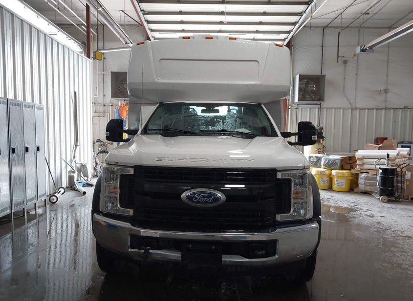Ford F-450 Chassis
