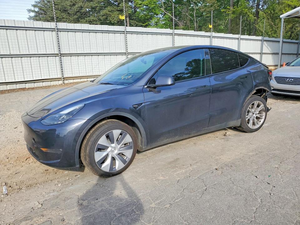 2024 Tesla Model Y — фото 1