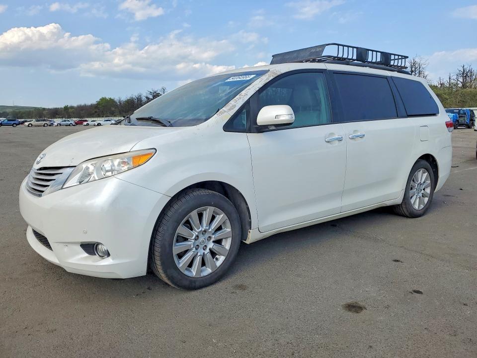 2013 Toyota Sienna — фото 1