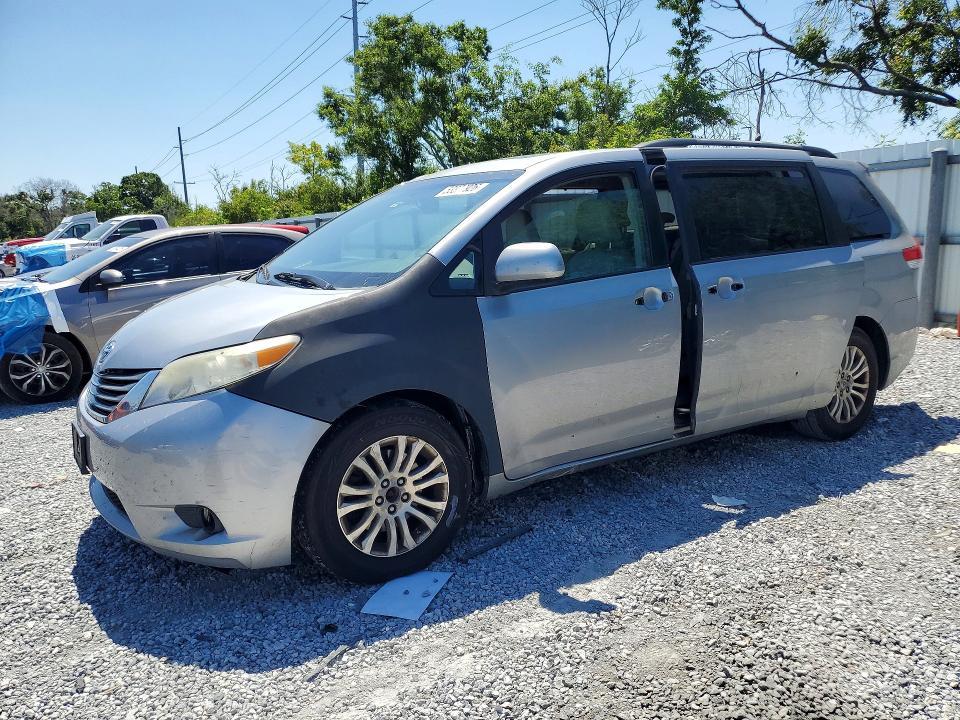 2012 Toyota Sienna — фото 1