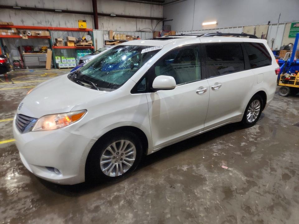 2017 Toyota Sienna — фото 1