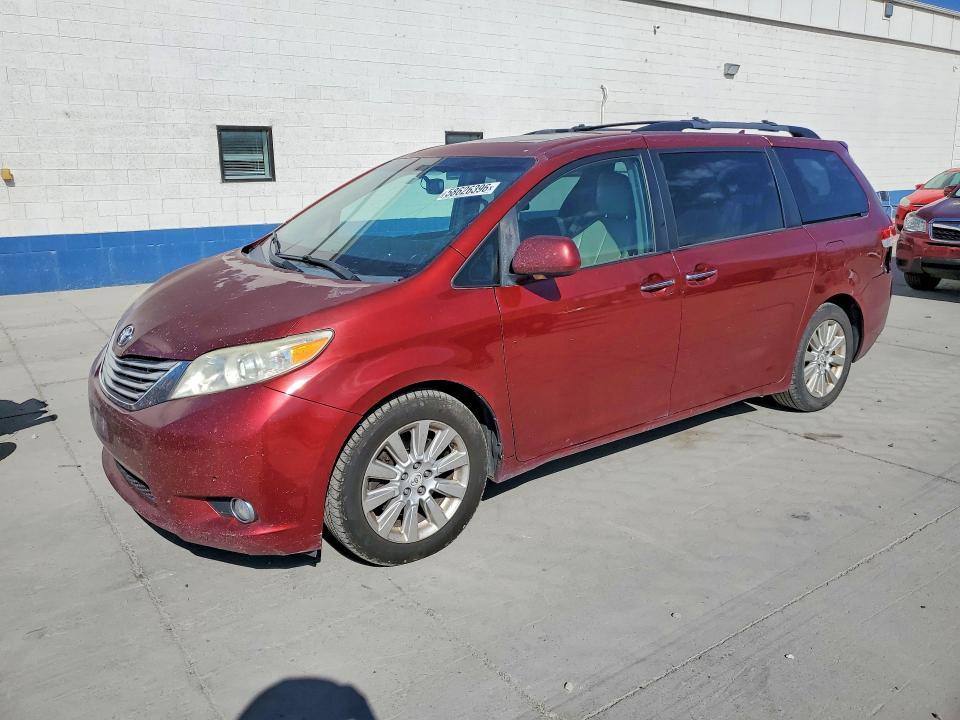 2011 Toyota Sienna — фото 1