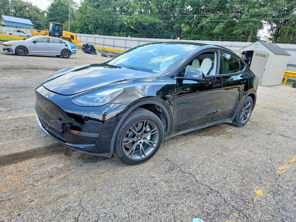 2024 Tesla Model Y — фото 1