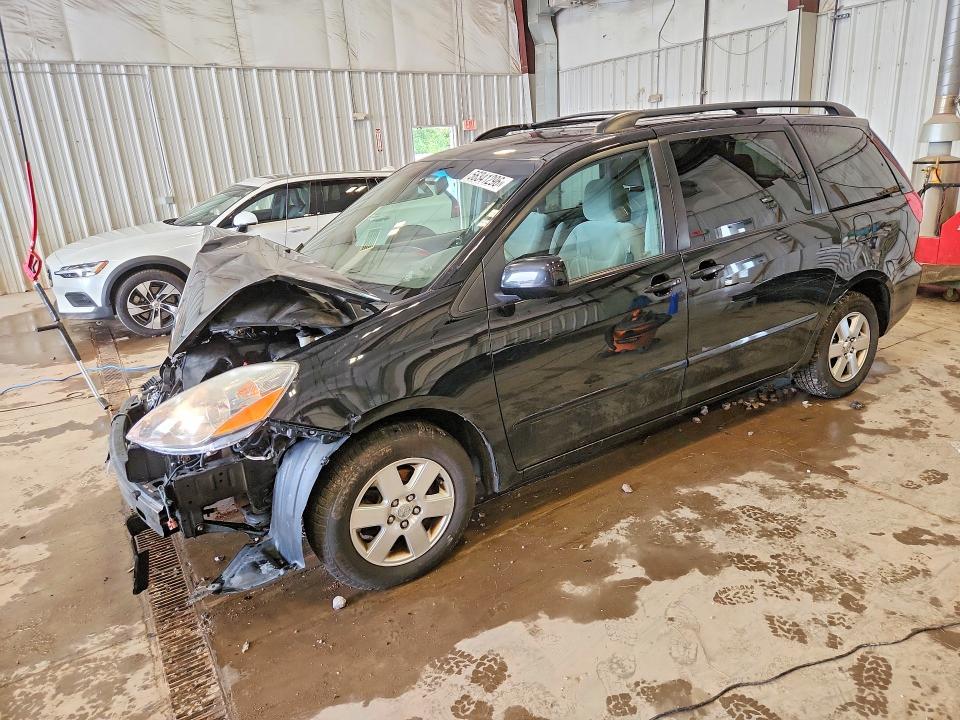 2010 Toyota Sienna — фото 1