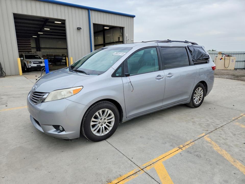 2015 Toyota Sienna — фото 1