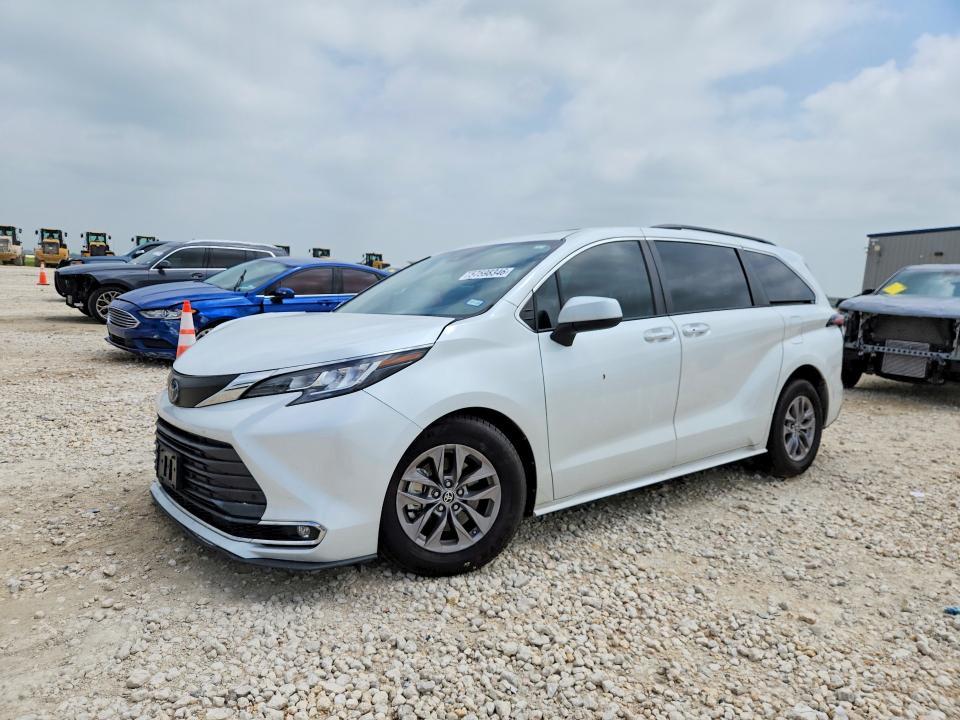 2022 Toyota Sienna — фото 1