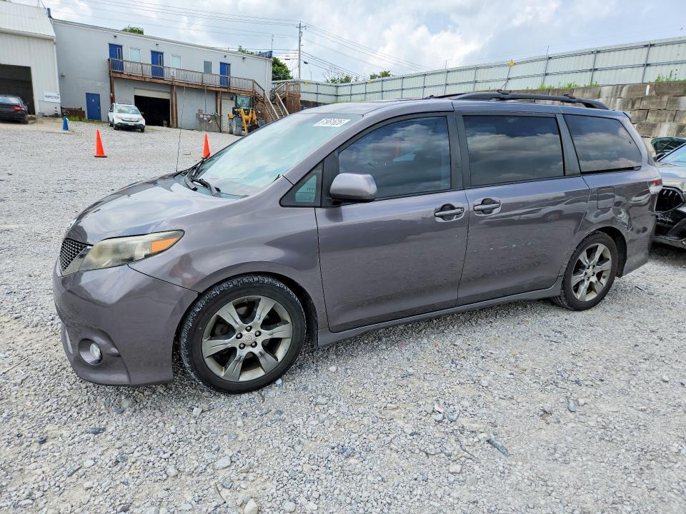 2011 Toyota Sienna — фото 1