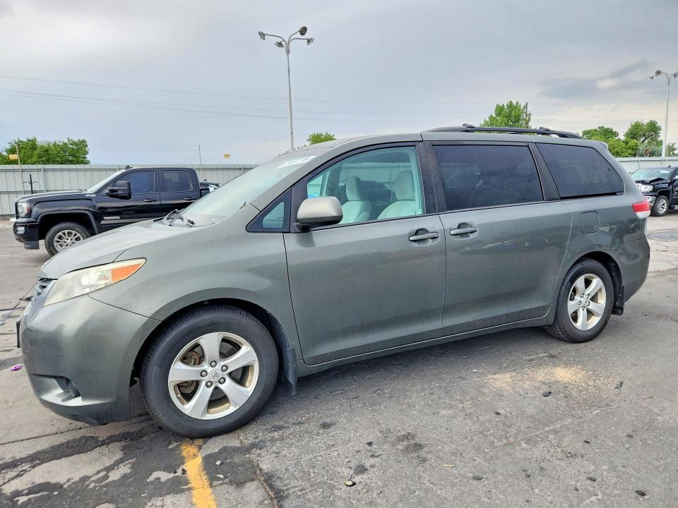 2012 Toyota Sienna — фото 1