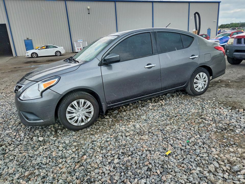 2017 Nissan Versa — фото 1