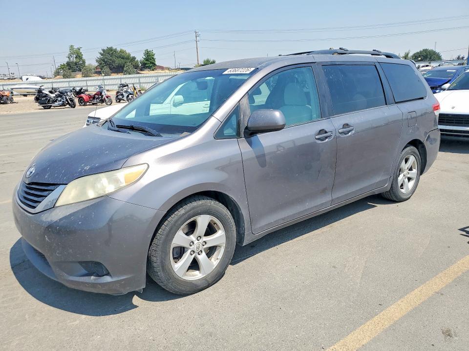 2011 Toyota Sienna — фото 1