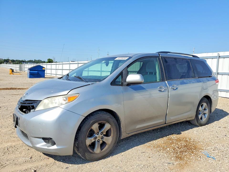 2011 Toyota Sienna — фото 1