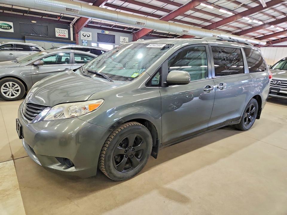 2012 Toyota Sienna — фото 1