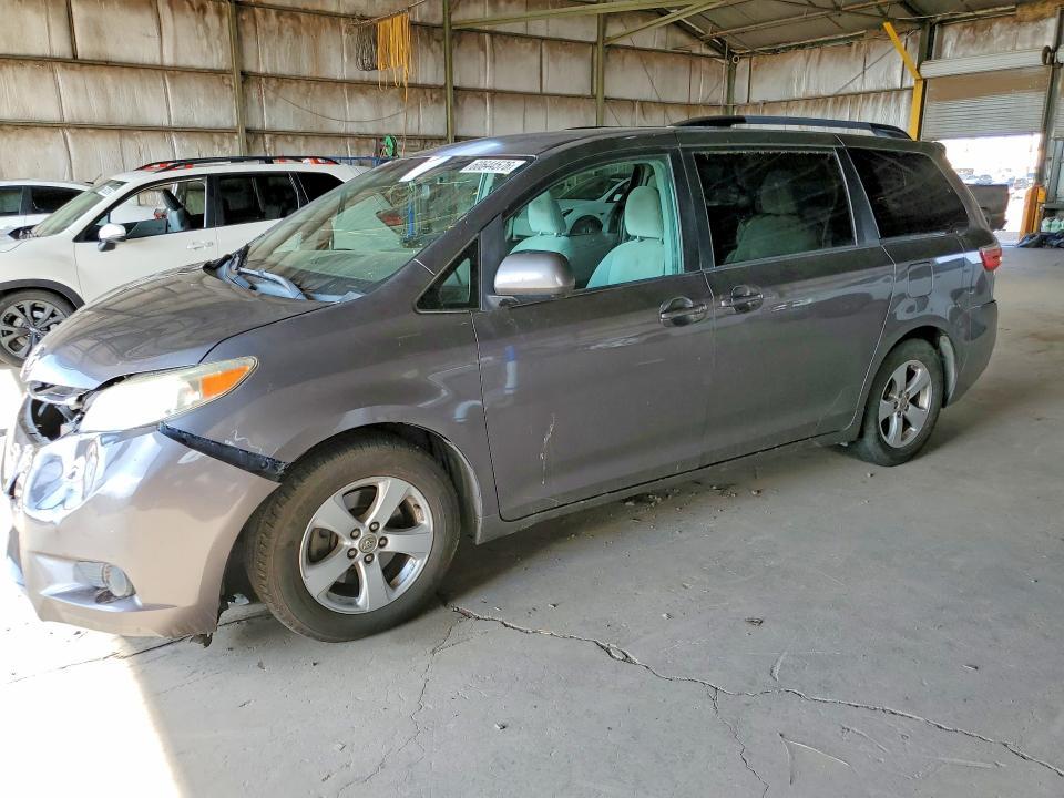 2016 Toyota Sienna — фото 1