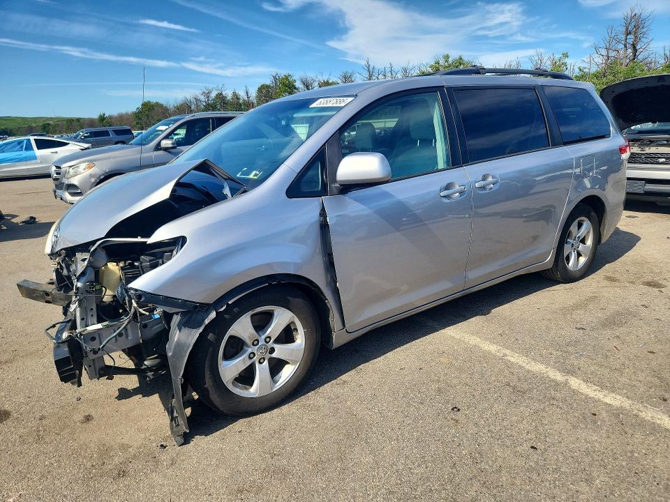2012 Toyota Sienna — фото 1