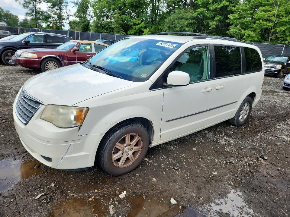 2010 Chrysler Town Country — фото 1
