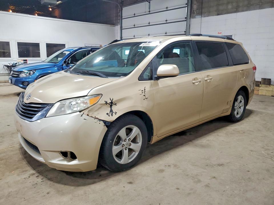 2011 Toyota Sienna — фото 1