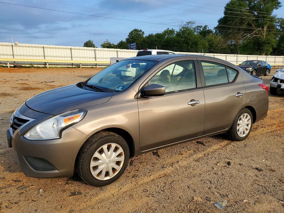 2015 Nissan Versa — фото 1