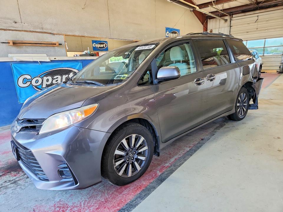 2018 Toyota Sienna — фото 1